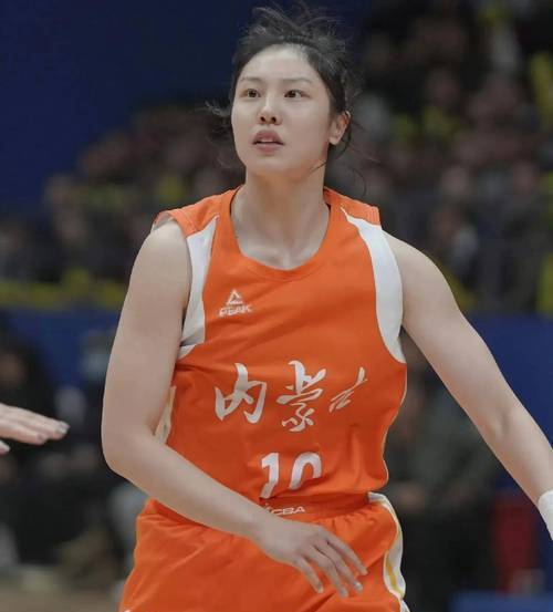 关于制霸篮下🦈张子宇出战14分半钟13中9砍下18分10板&正负值+11的信息