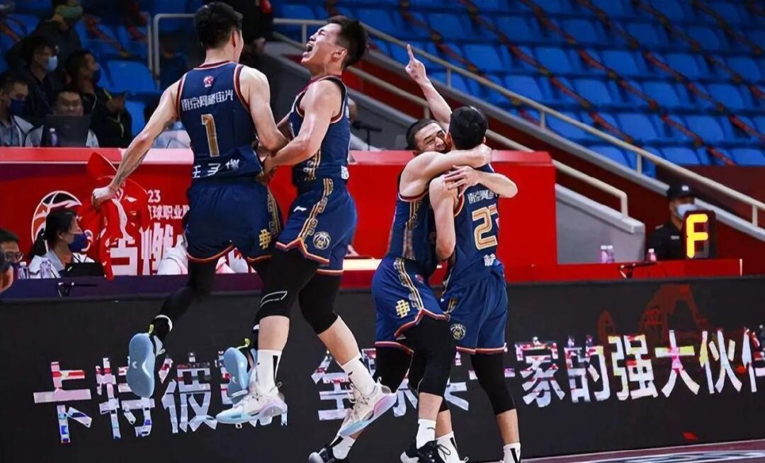 包含霍楠：同曦多名球员面临续约问题，球队现在挑战与机会并存的词条