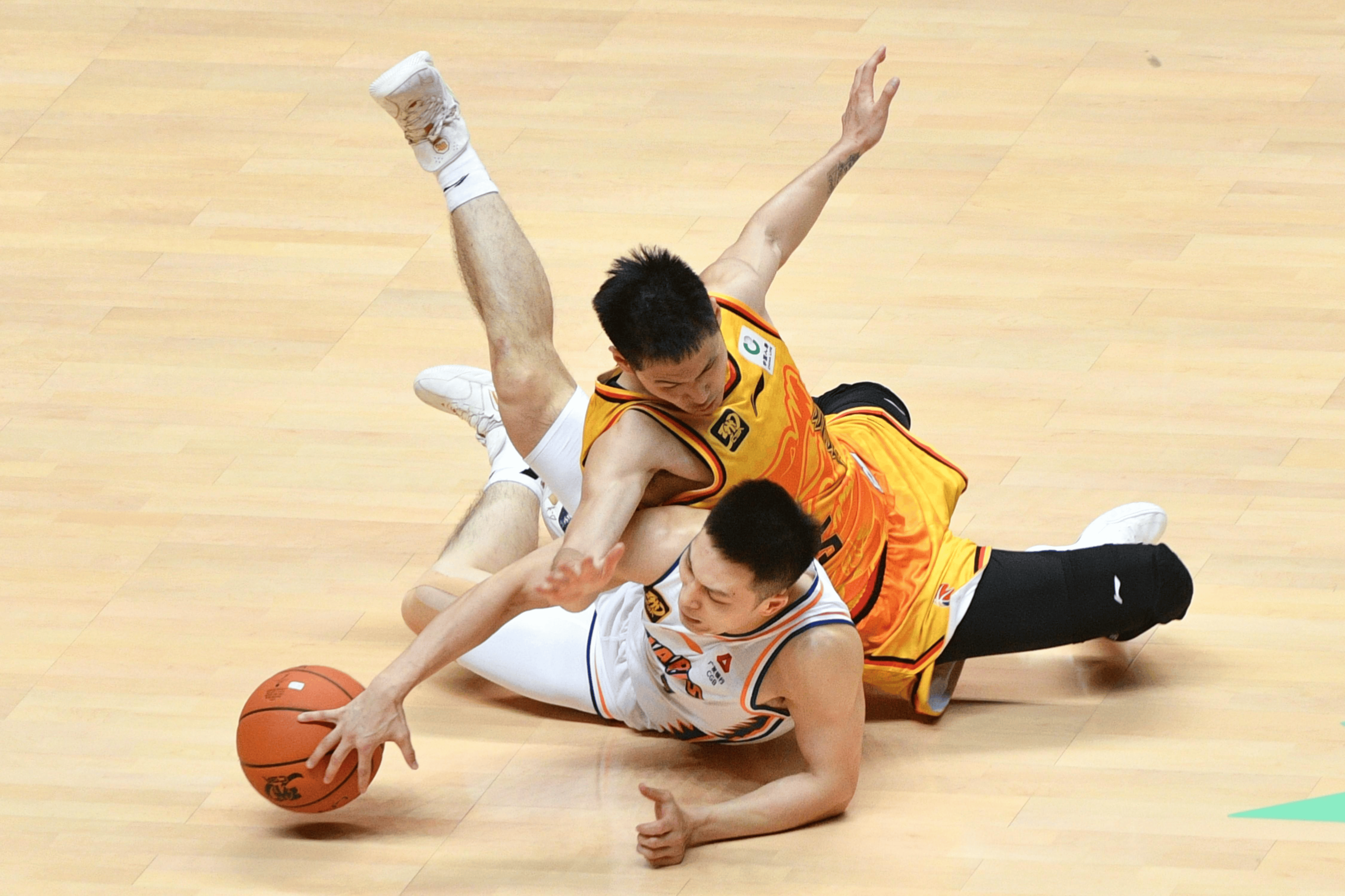 包含李弘权21分上海大胜广东张宁21分山西负同曦的词条