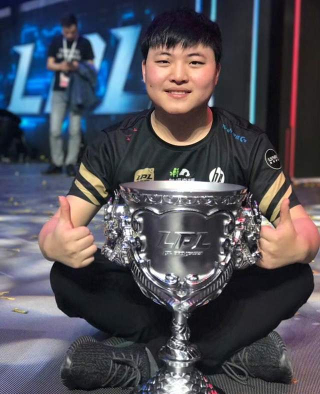 包含LCK发布视频致敬Uzi你是伟大的对手，也是珍贵的朋友的词条